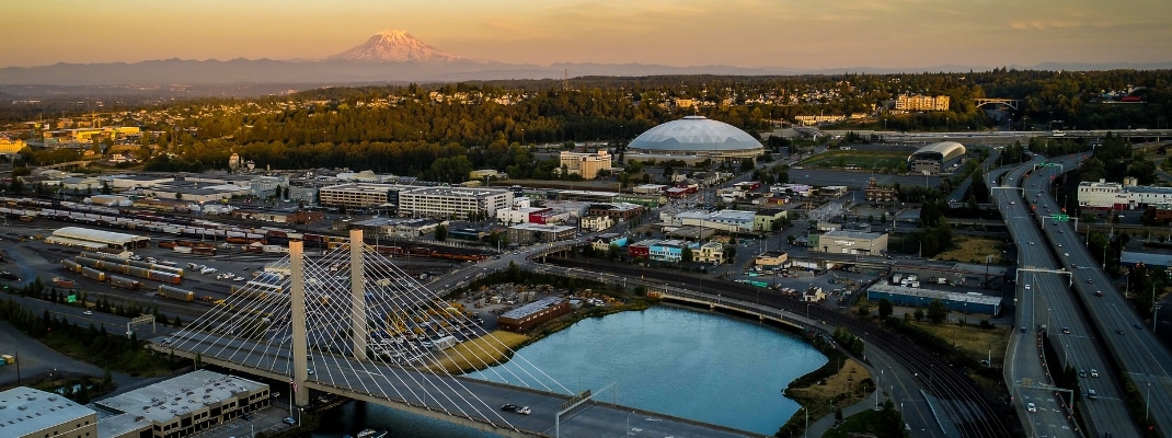 Tacoma Washington with Mount Rainier in the background