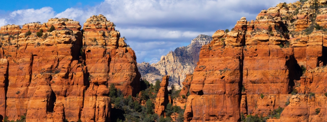 Sedona, Arizona's giant red rock mountains